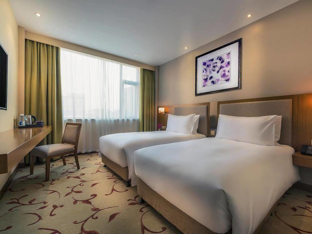 Hotel Huamao Airport Business 3*